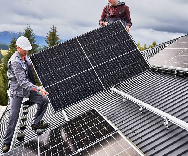 Home Roof Repairing Workers