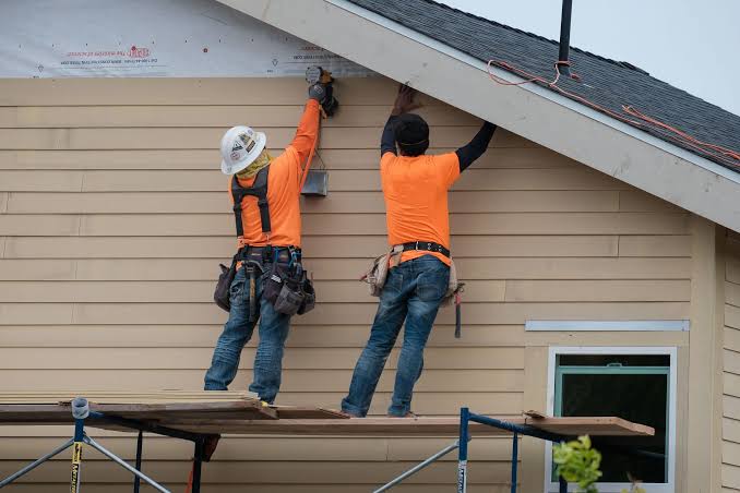 Home Roof Repairing Workers